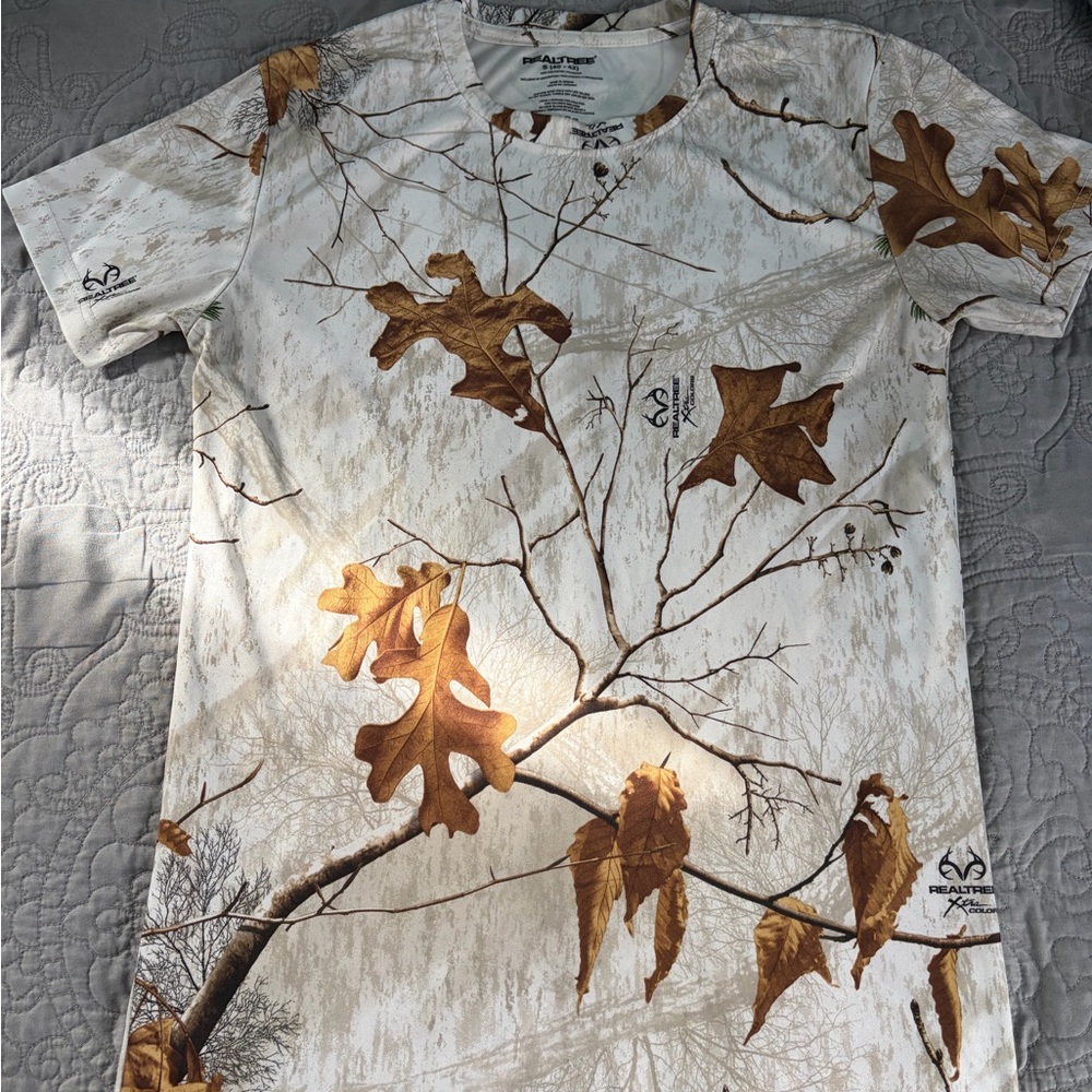 Realtree Short Sleeve Tee - White and Brown Leaf Pattern